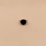 Anillo de plata 925 con ónix negro circular engarzado.