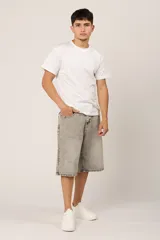 Bermuda gris claro con efecto lavado, corte amplio y largo hasta la rodilla.