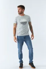 Remera de hombre color borgoña con logo circular de la marca Brookfield estampado en el frente.