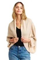 Cardigan negro de tejido suave, estilo poncho o capa, con cuello tipo chal y mangas amplias.