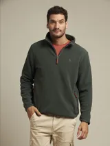 Sweater de polar, color verde, con cierre en el cuello y bolsillos laterales.