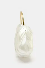 Bolso de mano asimétrico con efecto perlado, asa rígida dorada y asa de cadena extraíble. Cierre con imán.