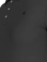 Chomba negra de punto de algodón suave con corte slim, cuello clásico, tapeta de tres botones, mangas cortas y logo CK bordado en el pecho.