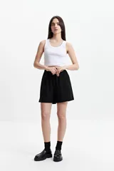 Short negro de lino y algodón con cintura elastizada.