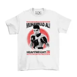 Remera blanca de algodón con estampado de Muhammad Ali en un círculo rojo, con texto en negro "Straight Outta Louisville, Kentucky", "Muhammad Ali", "Heavyweight Champion of the World".