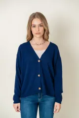 Cardigan celeste de lana con escote en V y botones marrones.