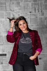 Blazer rojo de lentejuelas con solapas, corte recto y cierre de un botón.