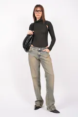 Body manga larga de punto color gris oscuro, con cuello alto y aberturas en los hombros. Broches en la entrepierna y elástico interno para mejor ajuste.
