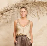 Musculosa lencera color beige con breteles de encaje desflecado.