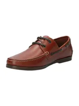 Zapato náutico de cuero marrón con cordones negros, suela de goma y detalle de logo de pato bordado en el lateral.