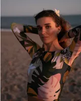 Top de lycra estampada con motivos florales, de manga larga y corte ajustado.