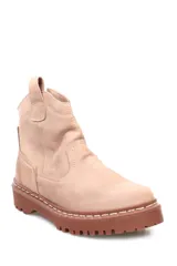 Botín color beige de cuero con suela marrón de goma.