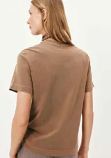 Remera color beige de corte clásico, con cuello redondo y mangas cortas.