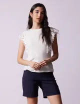 Blusa blanca de algodón marca Catherine Malandrino, sin mangas y con apliques de crochet en los hombros.
