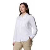 Camisa negra de manga larga con dos bolsillos frontales con cierre a presión y ventilación trasera de malla. Confeccionada con tejido Omni-Wick™ que absorbe el sudor y Omni-Shade™ Broad Spectrum UPF 50 que protege contra los rayos UVA/UVB.
