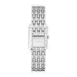Reloj Fossil para mujer, con caja rectangular plateada, dial blanco con números romanos y agujas plateadas, y pulsera de acero plateado.