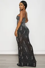 Vestido largo de fiesta negro, corte sirena, con escote en V profundo y breteles finos regulables. Confeccionado en tul elastizado con forro interior y aplique de tul transparente en el escote. Decorado con strass plateados y tornasolados.