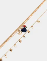 Collar corto dorado de triple cadena con dijes de corazones y perlas sintéticas.