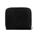 Billetera Guess Laurel de color negro, con textura saffiano y cierre de cremallera perimetral. Presenta el logo de la marca en metal dorado en el frente.