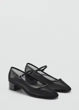 Zapato blanco con tacón bloque, tejido de malla semitransparente, cierre de hebilla y punta redonda.
