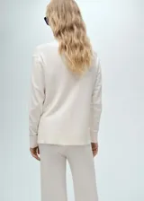 Jersey negro de punto fino con cuello alto, diseño oversize y manga larga.