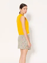 Top tipo chaleco sin mangas color amarillo, de calce normal y diseño minimalista.