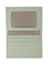 Tarjetero color marrón con textura símil reptil, aplique metálico con logo de la marca y múltiples ranuras.