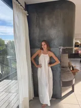 Vestido largo blanco de breteles finos, corte recto y escote cuadrado.