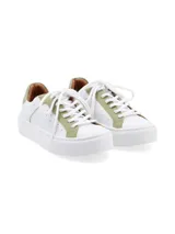 Sneaker de cuero vacuno con estampado de camuflaje y suela marrón.