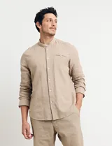 Camisa de lino color beige, de cuello mao y manga larga.