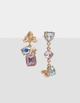 Aros colgantes cortos dorados con strass en distintas formas y tonalidades. Uno de los aros tiene una abeja dorada en la parte superior, seguido de una piedra ovalada multicolor, una flor dorada y una piedra rectangular color lila. El otro aro tiene una piedra en forma de corazón transparente, una piedra cuadrada color lila y una piedra ovalada multicolor con flores doradas.