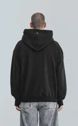 Canguro negro oversize de frisa premium con capucha ajustable y puños elastizados.