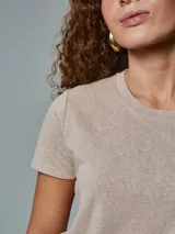 Remera celeste de corte clásico y mangas cortas.