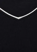 Camiseta ajustada de manga larga, color negro, con escote pico ribeteado en blanco.