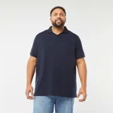 Remera azul marino de piqué de algodón con cuello en V y mangas cortas.