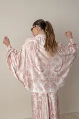 Camisa italiana de satén de seda estampada en blanco y negro, con cuello camisero y mangas murciélago.
