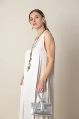 Vestido italiano gris de rayón y viscosa, corte suelto, largo midi y sin mangas.