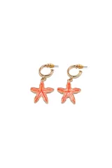 Aros dorados con forma de argolla, de los que cuelga una estrella de mar color naranja con borde dorado.