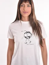 Remera blanca de algodón con estampado de cerezas rojas y texto "Mon Cheri".