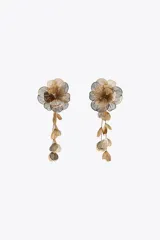 Aros colgantes metálicos dorados con forma de flor calada y hojas colgantes.