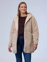 Campera de sherpa, color beige, con abertura central de botones, bolsillos frontales y capucha no desmontable.