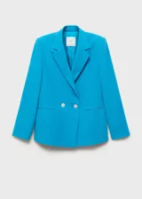 Blazer color crema con cuello de solapa, cierre cruzado con doble botonadura y corte recto.