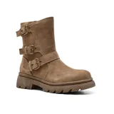 Bota de caña media color marrón de cuero gamuzado, con tres correas con hebillas metálicas y suela track.