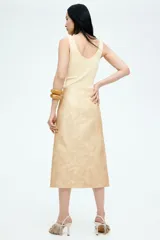 Musculosa color crema de punto fino, entallada, con escote en U en la parte delantera y trasera.