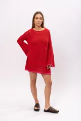 Vestido corto tejido a crochet color rojo con terminaciones en fucsia. Tiene mangas largas acampanadas y forro interior desmontable.