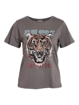 Camiseta gris con estampado de tigre y las frases "Free Spirit" y "Stay Strong".