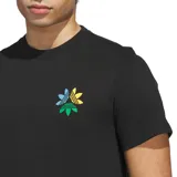 Remera negra de corte clásico con logo Adidas Skateboarding y estampado de trébol con flores en el pecho.