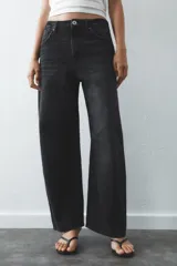 Pantalón de jean celeste de corte amplio, tiro medio, con cinco bolsillos y detalle de costuras torcidas.