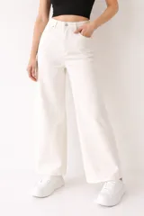 Pantalón jean blanco de corte ancho, tiro medio y bolsillos.
