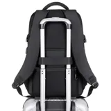 Mochila negra con bolsillo frontal vertical y capacidad para notebook. Incluye bolsillos laterales de rejilla, faja y bolsillo en la espalda para sujetarla a la valija, además de correas con broches laterales para ajuste.